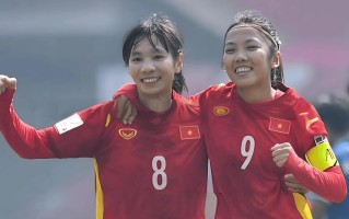 雷速-中国女足备战比赛，英姿飒爽