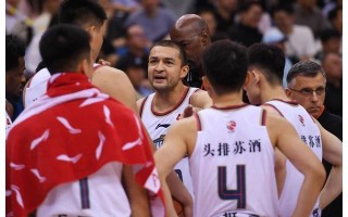 雷速官网-火拼现场！球员们为胜利全力以赴
