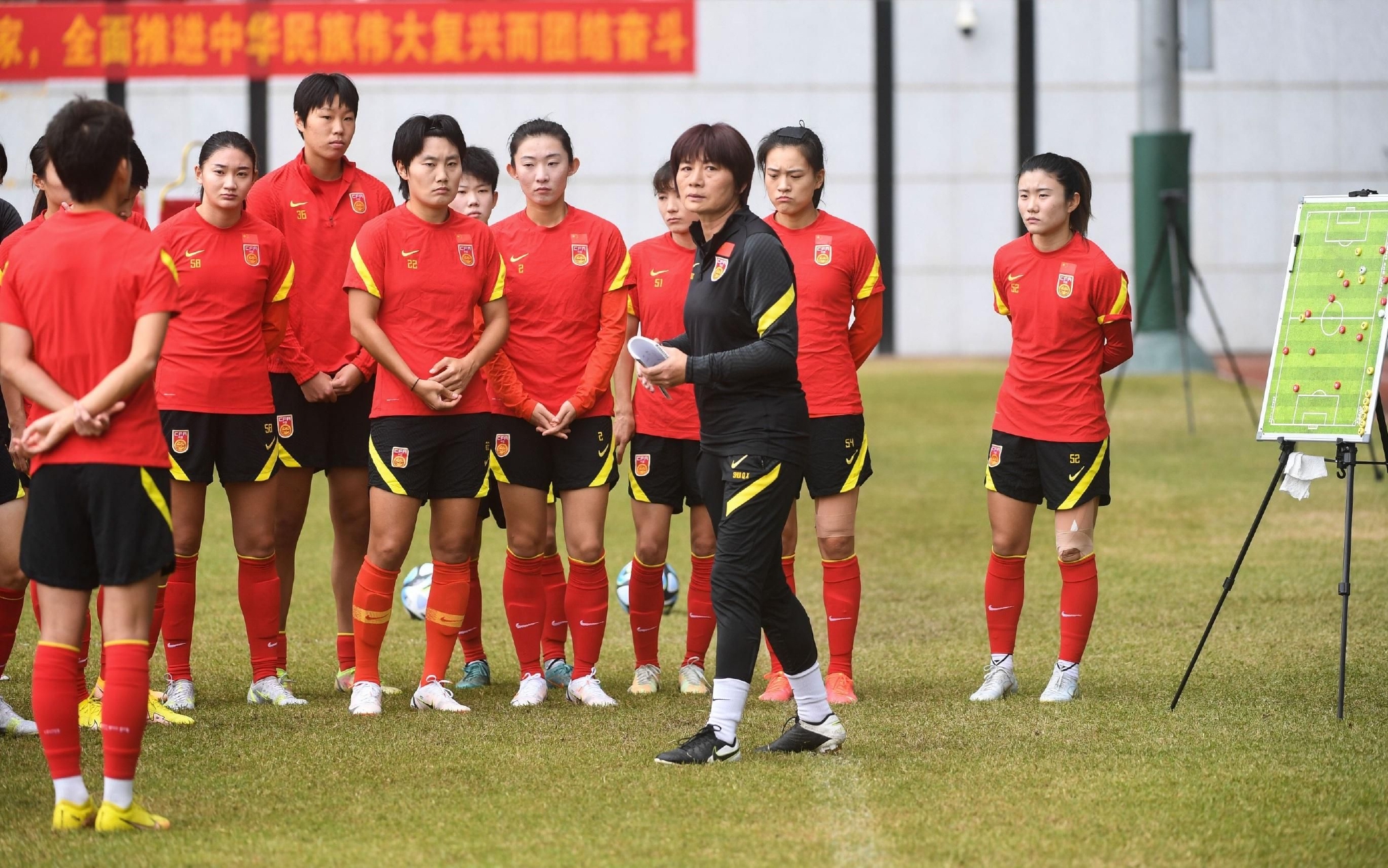 雷速-中国女足备战比赛，英姿飒爽-第2张图片-雷速官网
